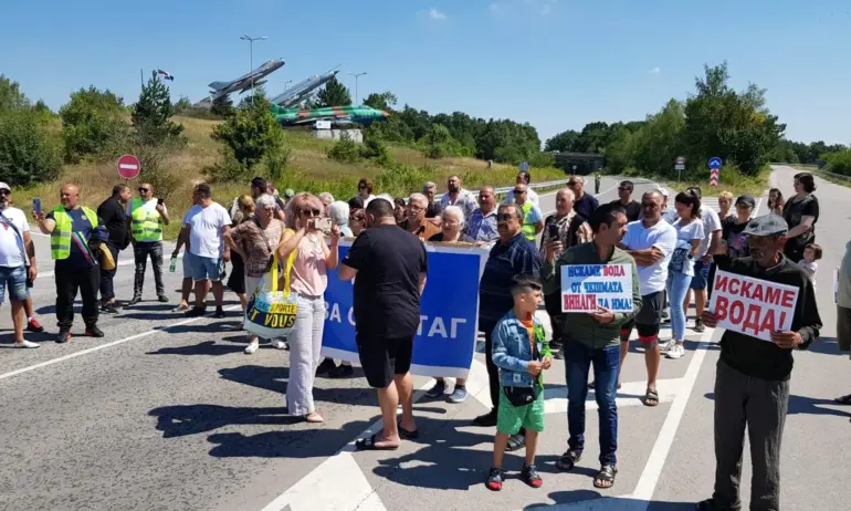Жители на град Омуртаг блокираха главния път София – Варна заради проблема с липсата на вода - Tribune.bg
