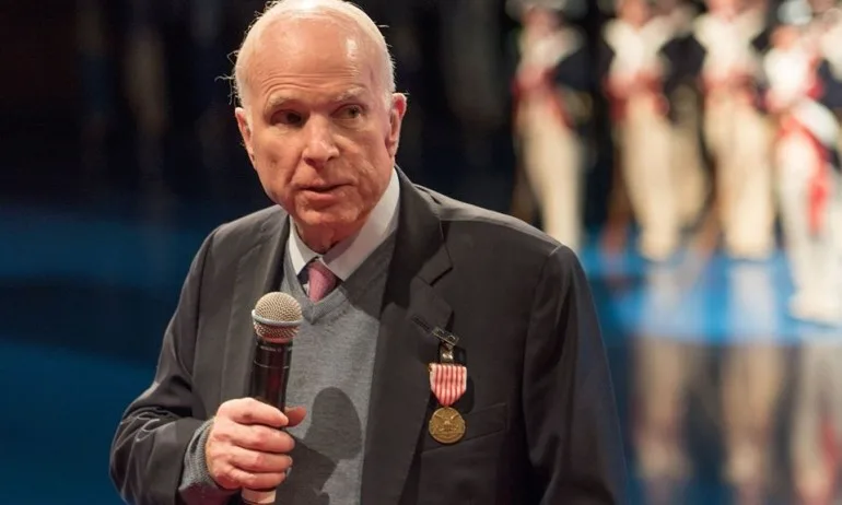 И след смъртта – войната между Тръмп и Маккейн продължава - Tribune.bg