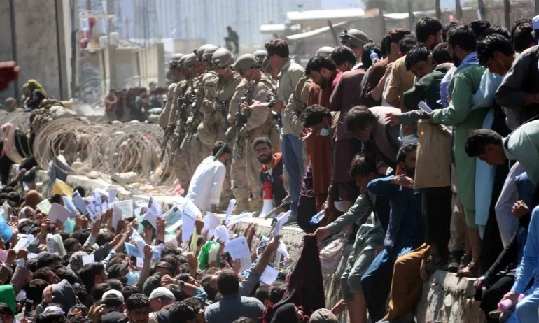 Напрежение пред банките в Кабул, стотици протестират - Tribune.bg