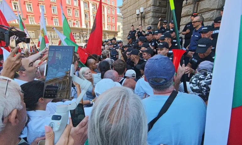 Извънредно положение пред НС: Протестиращите нападнаха и раниха полицай (ВИДЕО) - Tribune.bg