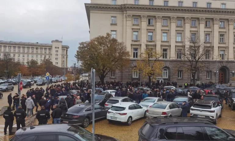 Полицаи протестираха в защита на ръководството на МВР (СНИМКИ) - Tribune.bg