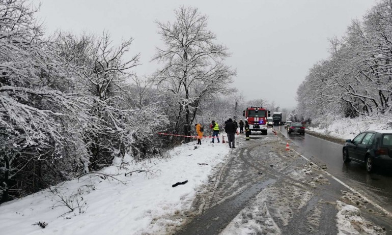 Баща и дете загинаха след удар на кола в тир (ОБНОВЕНА) - Tribune.bg