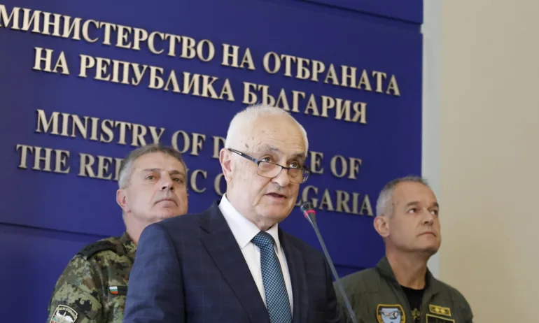 Военният министър атакува Радев: Технически проблем с F-16 стана инструмент за политически дивиденти - Tribune.bg