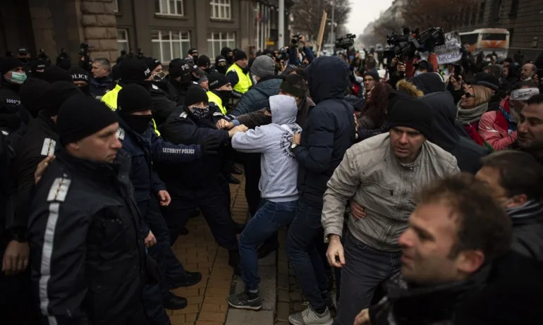 След опита за щурм на Министерския съвет, протестът се премести пред МТСП - Tribune.bg