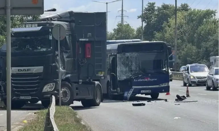 Катастрофа с ТИР и автобус на градски транспорт в Бургас