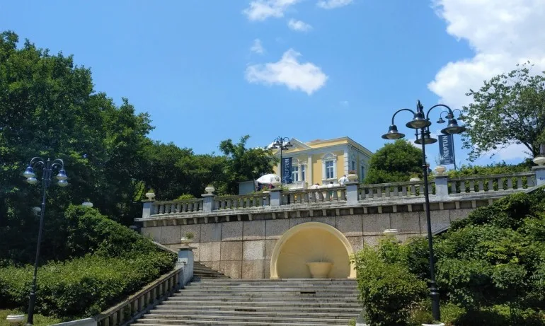 Пореден вандалски акт в Бургас: Събарят саксии в Морската градина - Tribune.bg