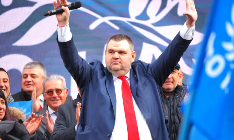 Пеевски отиде при протестиращите: Вие не сте фантоми! Времето на президента свършва - Tribune.bg