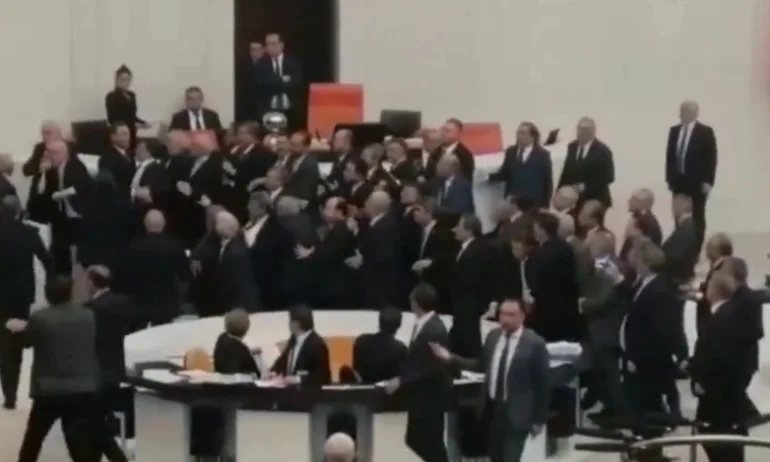 Турските депутати се сбиха за бюджета, един завърши в интензивното - Tribune.bg