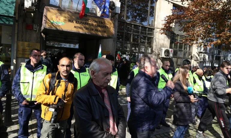 Спешни медици на протест: Кацаров излъга, че ще ни увеличи заплатите - Tribune.bg