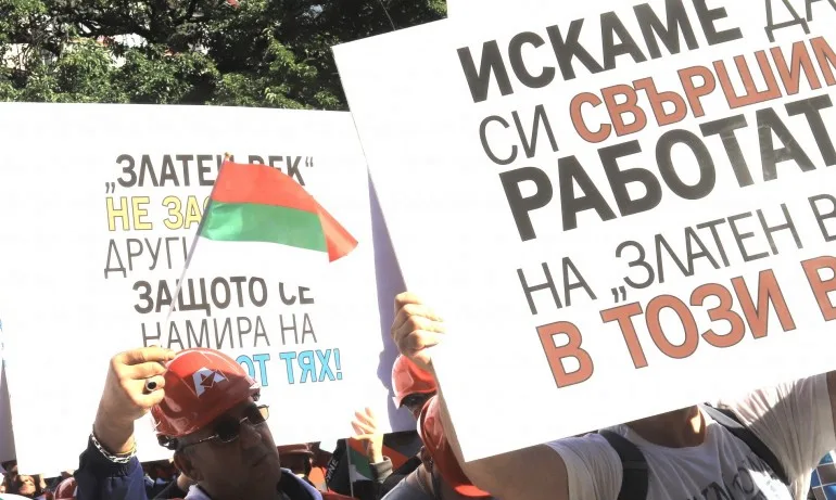 Служители на Артекс Инженеринг протестираха пред МРРБ заради Златен век - Tribune.bg