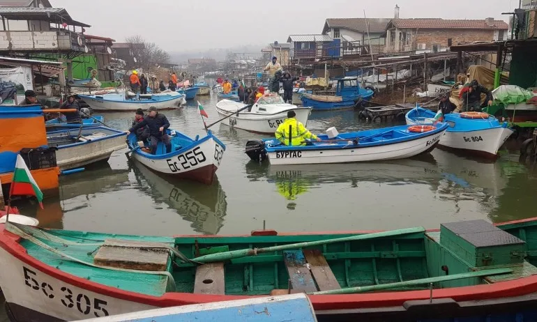 Рибари бесни на Христо Иванов, излязоха на протест с лодки - Tribune.bg