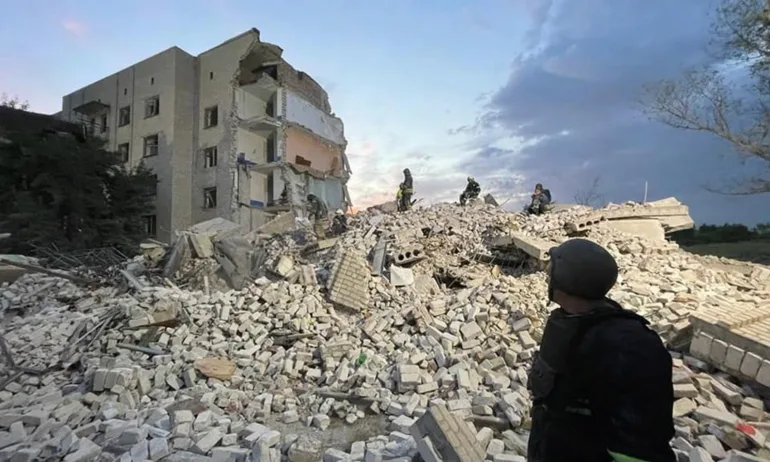 Шест жертви и затрупани хора след руска ракетна атака в Донецка област - Tribune.bg