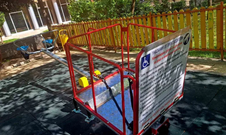 Благоевград монтира люлка за деца в неравностойно положение, дарена от БГ общността в Страсбург - Tribune.bg