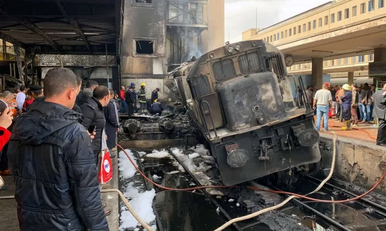 Влакова катастрофа в Кайро погуби най-малко 25 души - Tribune.bg