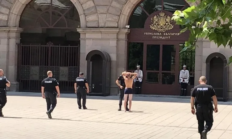 Нов тренд: Разсъблечени мъже се разхождат пред държавните интуиции - Tribune.bg