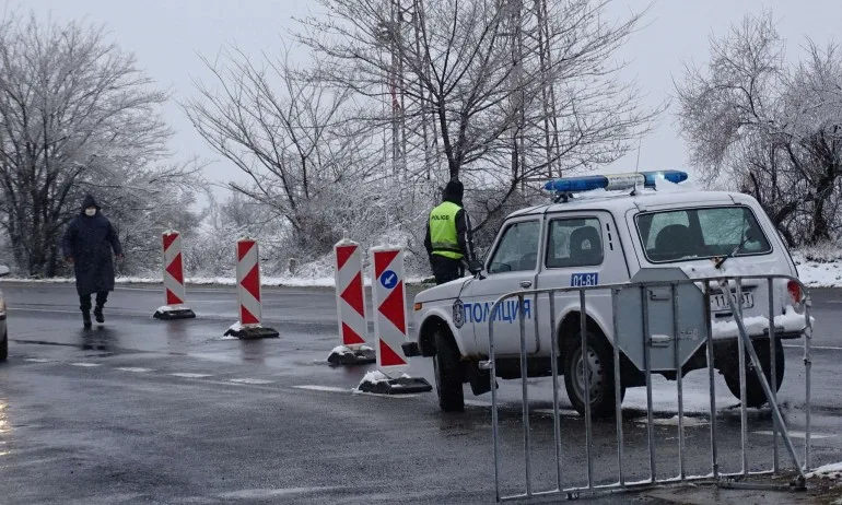 Засилен трафик към столицата, опашки от автомобили на КПП-тата - Tribune.bg