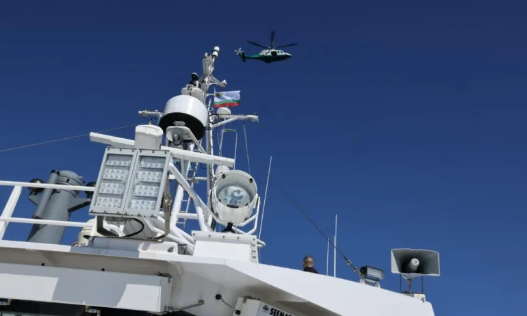 Спасителна операция в Черно море: Екипажът на товарния кораб EILEEN евакуиран след пробойна - Tribune.bg