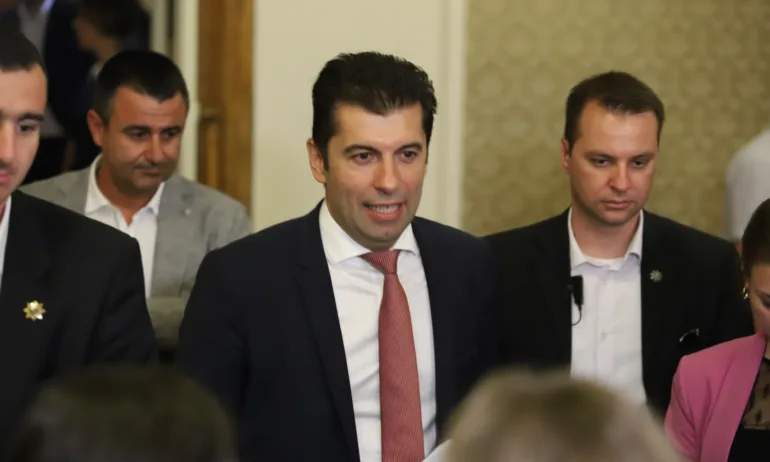 Кирил Петков се отметна - махна меките диалогични китки от публикацията във Фейсбук - Tribune.bg