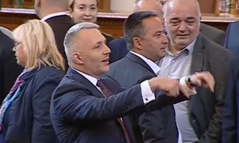 Хаос в НС: Депутатите паднаха в собствения си капан, че закон се гласува само при 121 в зала - Tribune.bg