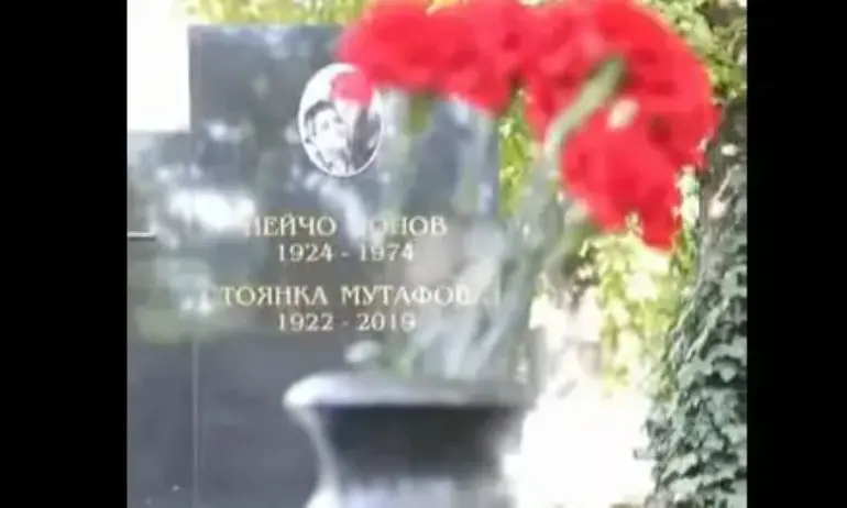 Културни дейци и първокурсници от НАТФИЗ почистиха гробове на големи артисти (ВИДЕО) - Tribune.bg