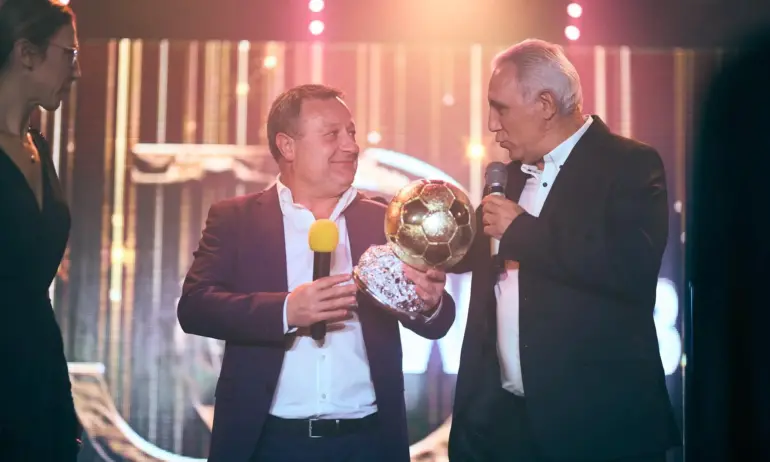 Христо Стоичков подари реплика на своята Златна топка“ на WINBET
