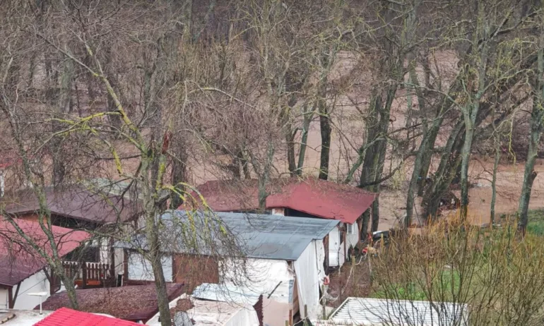 Проливни дъждове наводниха къмпинг Арапя и пътища край Царево - Tribune.bg