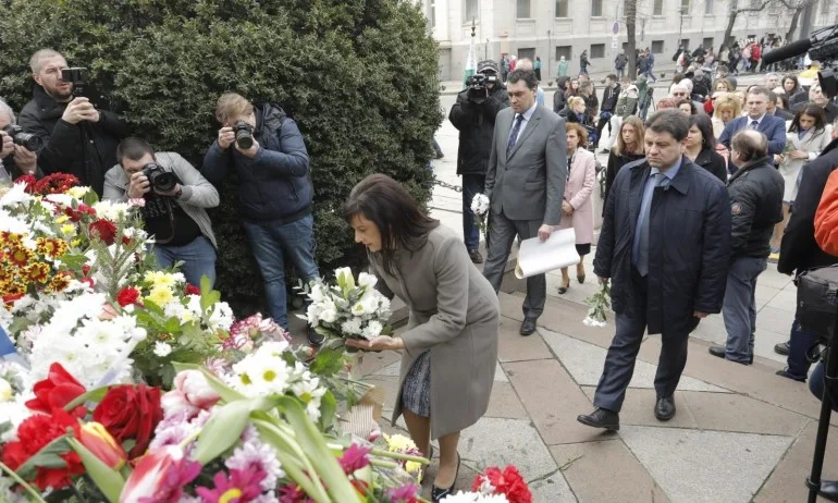 Народните представители от ГЕРБ се поклониха пред паметта на Васил Левски - Tribune.bg
