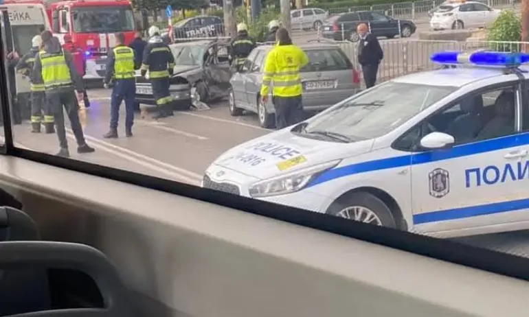 Автобус на градския транспорт помете кола на кръстовище в София. Има починал човек - (ВИДЕО) - Tribune.bg