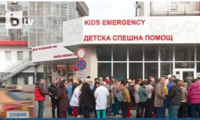 Протест пред Пирогов в защита на началника на клиниката по детска хирургия - Tribune.bg
