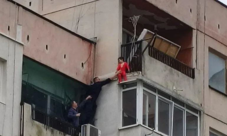 Детето, което провисна от тераса, и малката му сестричка ще бъдат събрани в едно приемно семейство след Великден - Tribune.bg