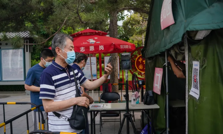 Китайският град Шанхай започна прилагането на инхалаторна ваксина срещу COVID-19.