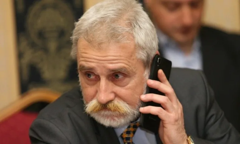 Главен експерт в район Слатина цял месец на палатка на Орлов мост. Ходи ли на работа? - Tribune.bg