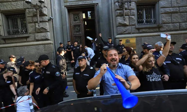 Изкараха протестиращите от сградата на Народното събрание - Tribune.bg