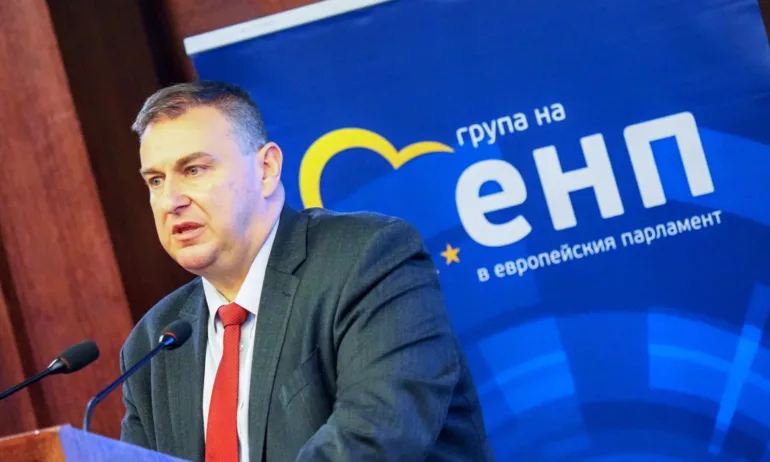 Емил Радев: Предстои решаващ вот в ЕП за регламента за връщане на мигранти - Tribune.bg