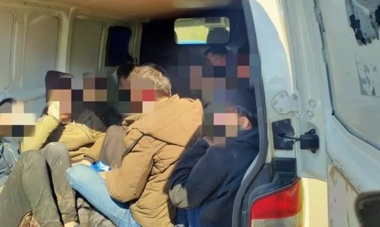 Гранични полицаи задържаха фалшив инкасо автомобил с нелегални имигранти - Tribune.bg