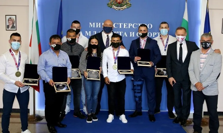 Министър Кралев награди медалистите от Европейското първенство по вдигане на тежести - Tribune.bg