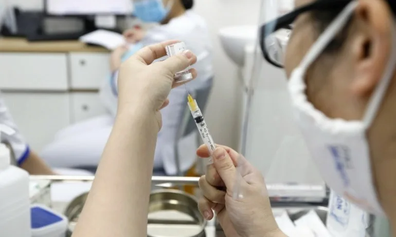 България възстановява ваксинирането с АстраЗенека - Tribune.bg