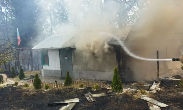 Множество пожари тлеят в страната, този край Стара Загора е овладян - Tribune.bg
