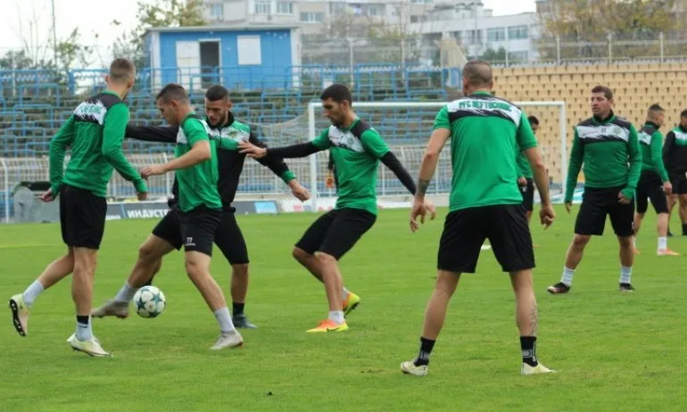 Скандално! Нефтохимик излезе със седем футболисти срещу Лудогорец II - Tribune.bg