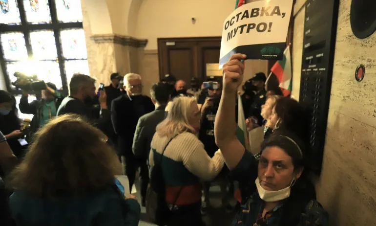 С Оставка, мутро – хората на Манолова и Бабикян се настаниха в Съдебната палата - Tribune.bg