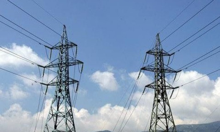 Близо 50 селища в Смолянска област са без ток заради