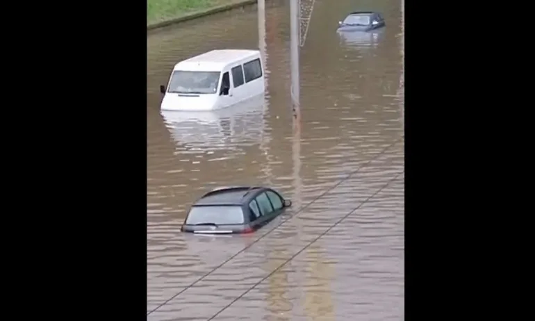 Порой наводни улиците в Русе, има сигнали за закъсали автомобили (ВИДЕО) - Tribune.bg