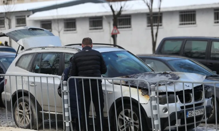 Кола пламна и изгоря на оживено кръстовище в София - Tribune.bg