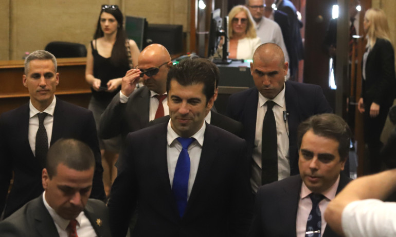 Като на плаж: Бориславова в президентството по потник и слънчеви очила - Tribune.bg