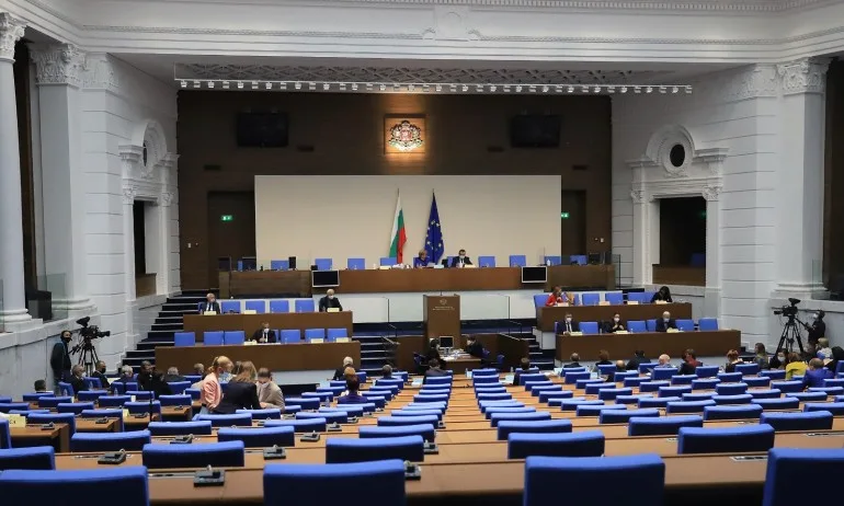 Парламентът гласува промени в Кодекса на труда - Tribune.bg