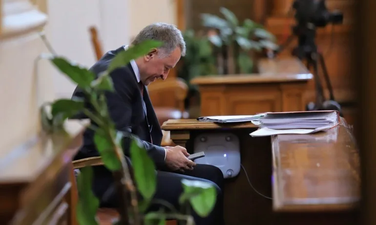 Кацаров към спешните медици: COVID бонусът е за часове, а не минута - Tribune.bg