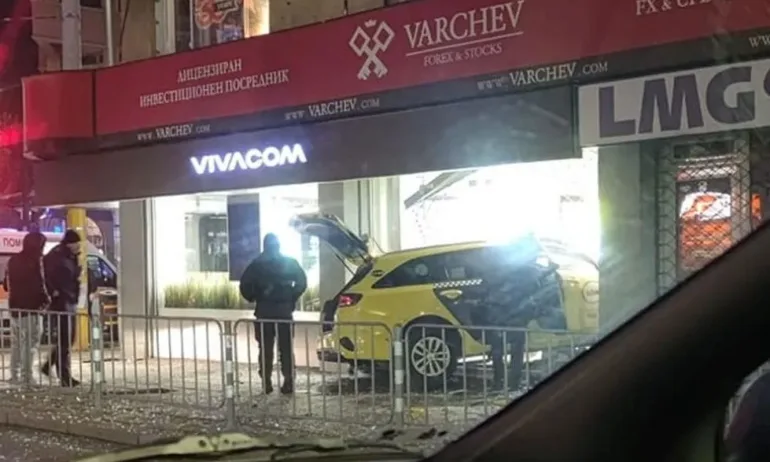 Такси се вряза в магазин в центъра на София - Tribune.bg