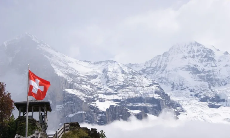Швейцарците гласуват за универсален граждански дълг и данък за супербогатите - Tribune.bg