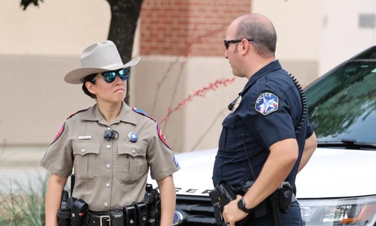 Седем убити, след като автомобил се вряза в автобусна спирка в Браунсвил, щата Тексас - Tribune.bg