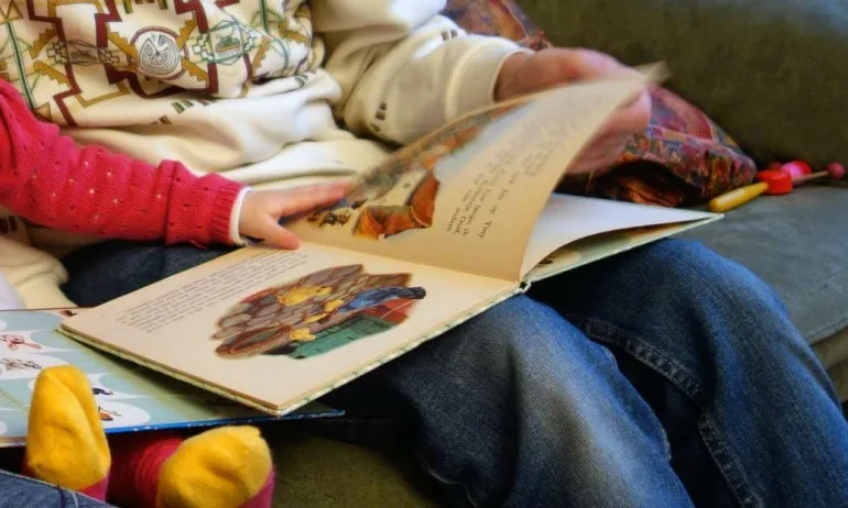 Историята на мравчето Мравин и еднополовото семейство, което го осиновява - Tribune.bg